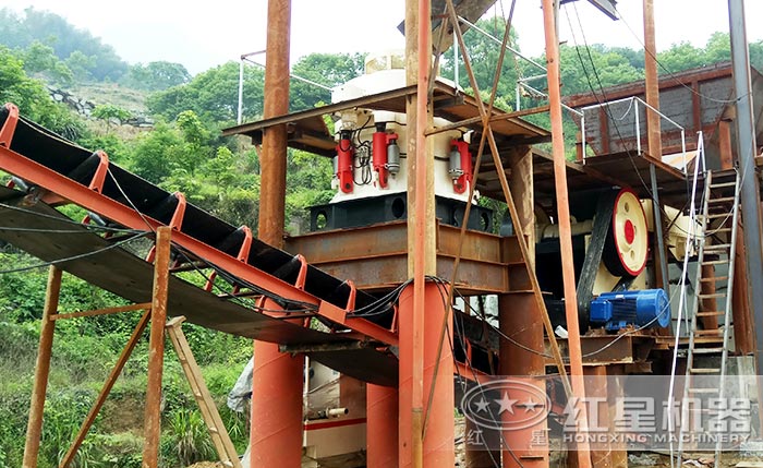 圓錐破碎機(jī)工作現(xiàn)場(chǎng) 圓錐破碎機(jī)工作現(xiàn)場(chǎng)