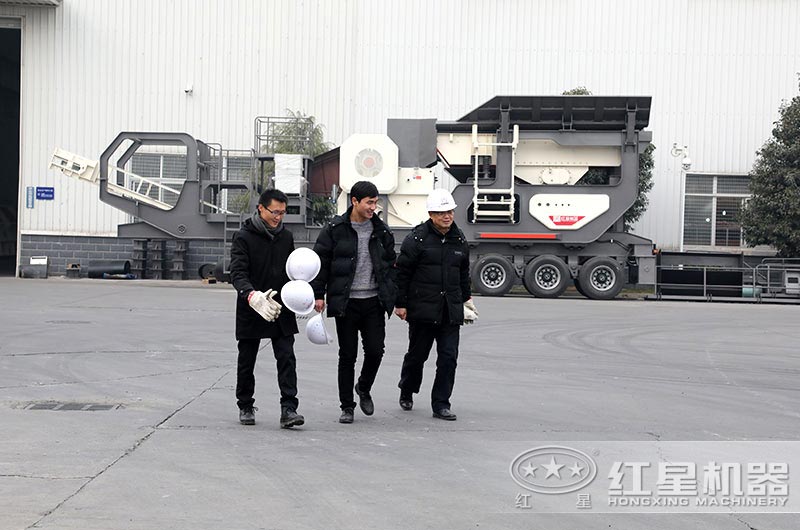 用戶來(lái)廠考察移動(dòng)打砂機(jī) 用戶來(lái)廠考察移動(dòng)打砂機(jī)