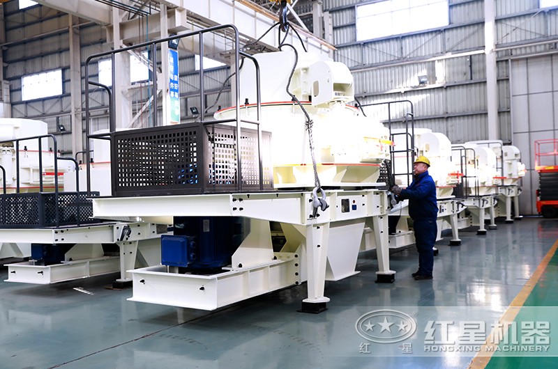 師傅正在準備起吊制砂機設(shè)備 師傅正在準備起吊制砂機設(shè)備