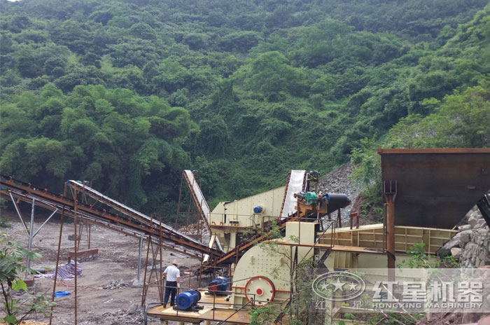 重錘式破碎機(jī)現(xiàn)場(chǎng)實(shí)拍 重錘式破碎機(jī)現(xiàn)場(chǎng)實(shí)拍