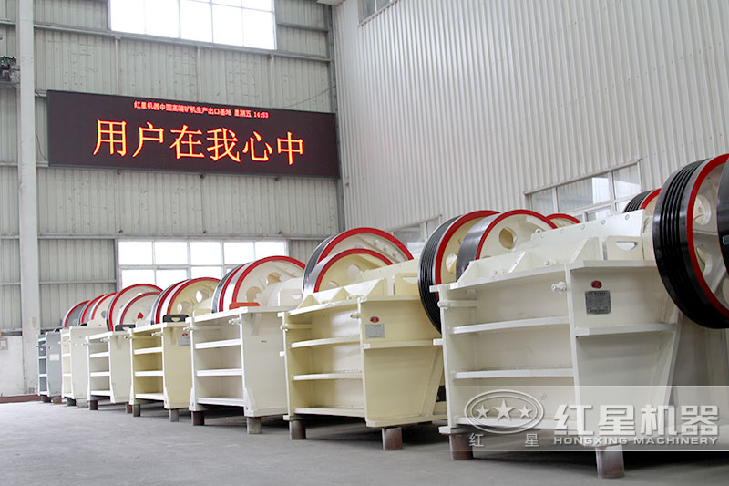 大量小型鄂破機等待出貨 大量小型鄂破機等待出貨