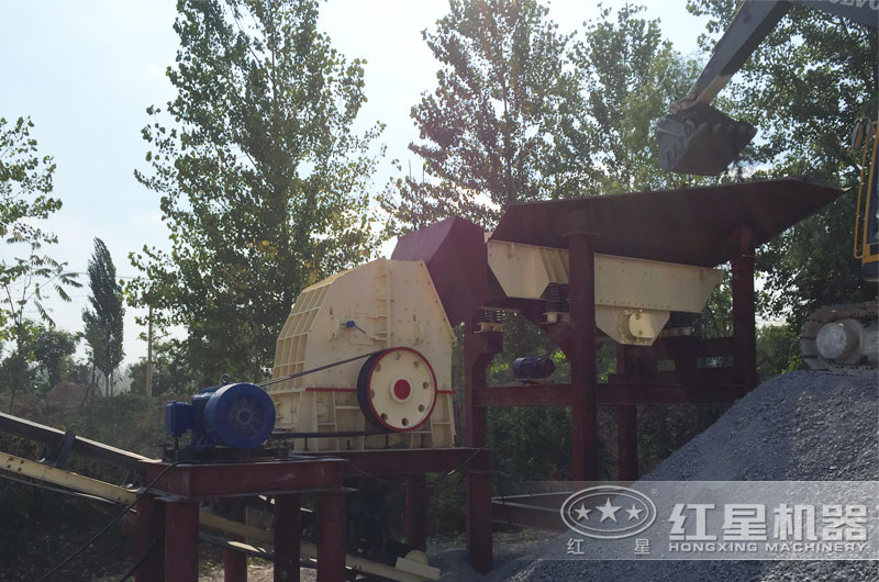 錘式破碎機(jī)工作現(xiàn)場 錘式破碎機(jī)工作現(xiàn)場