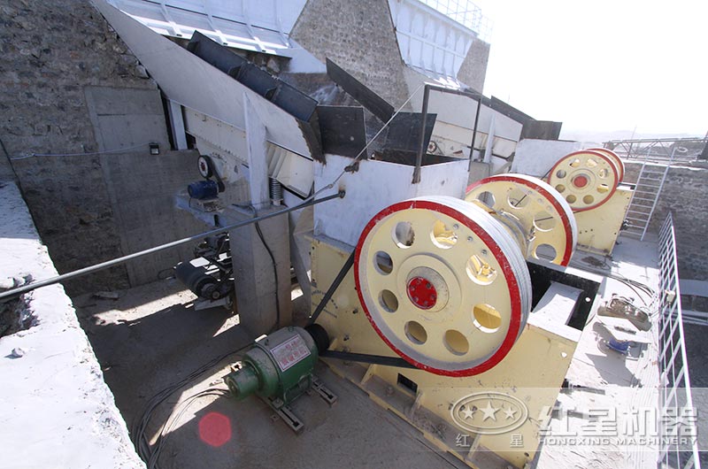 顎式破碎機(jī)工作現(xiàn)場 顎式破碎機(jī)工作現(xiàn)場