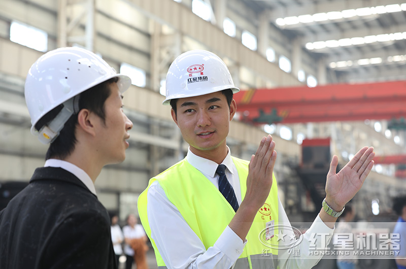 客戶經(jīng)理在為來廠參觀用戶講解移動(dòng)打砂機(jī)的功能特點(diǎn) 客戶經(jīng)理在為來廠參觀用戶講解移動(dòng)打砂機(jī)的功能特點(diǎn)