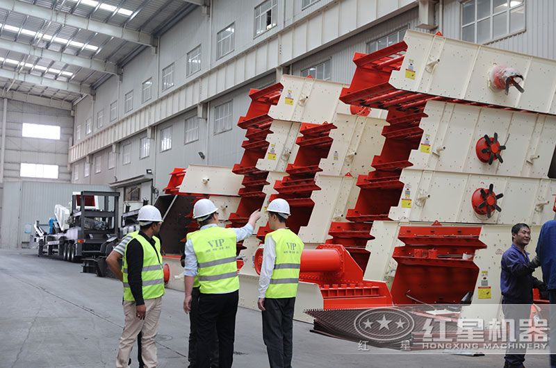 印度用戶來紅星廠區(qū)考察圓振動篩 印度用戶來紅星廠區(qū)考察圓振動篩