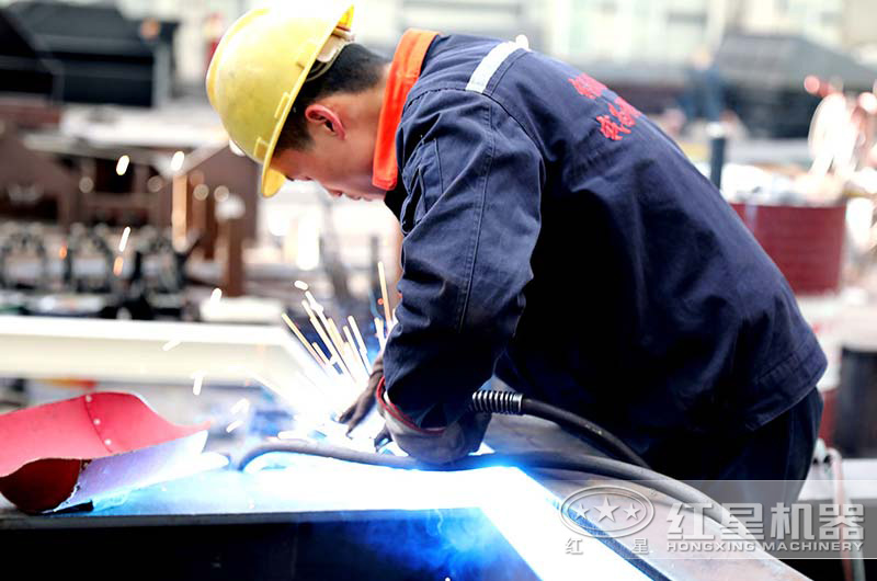 車間師傅在認(rèn)真進行焊工作業(yè)中 車間師傅在認(rèn)真進行焊工作業(yè)中