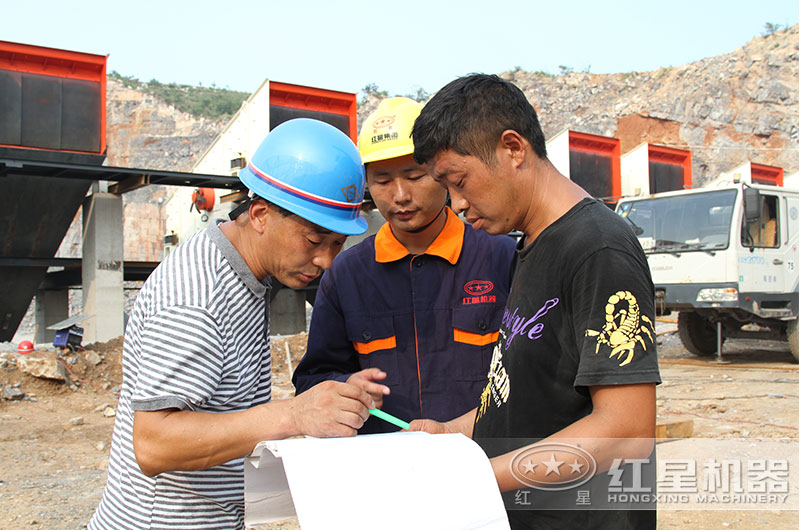 技術(shù)師傅在施工現(xiàn)場指導培訓操作人員 技術(shù)師傅在施工現(xiàn)場指導培訓操作人員