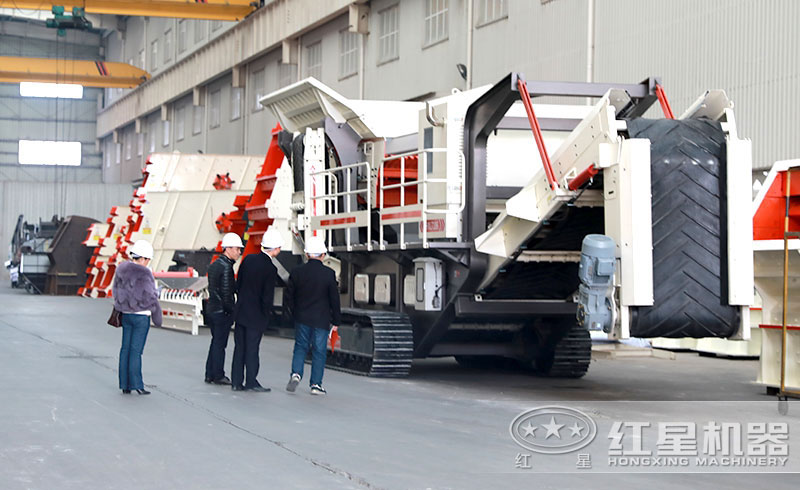 用戶來(lái)紅星參觀履帶移動(dòng)制砂設(shè)備 用戶來(lái)紅星參觀履帶移動(dòng)制砂設(shè)備