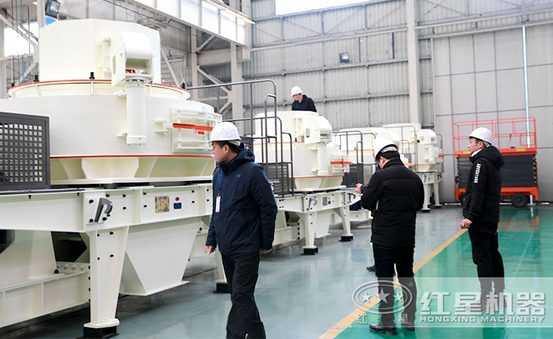 用戶來紅星廠區(qū)參觀制砂設(shè)備中 用戶來紅星廠區(qū)參觀制砂設(shè)備中