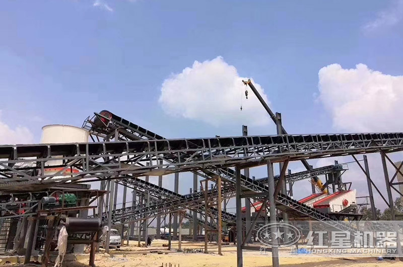 金礦破碎、篩分生產(chǎn)現(xiàn)場(chǎng)