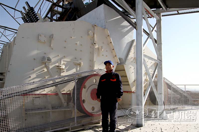 反擊式破碎機生產(chǎn)現(xiàn)場 反擊式破碎機生產(chǎn)現(xiàn)場