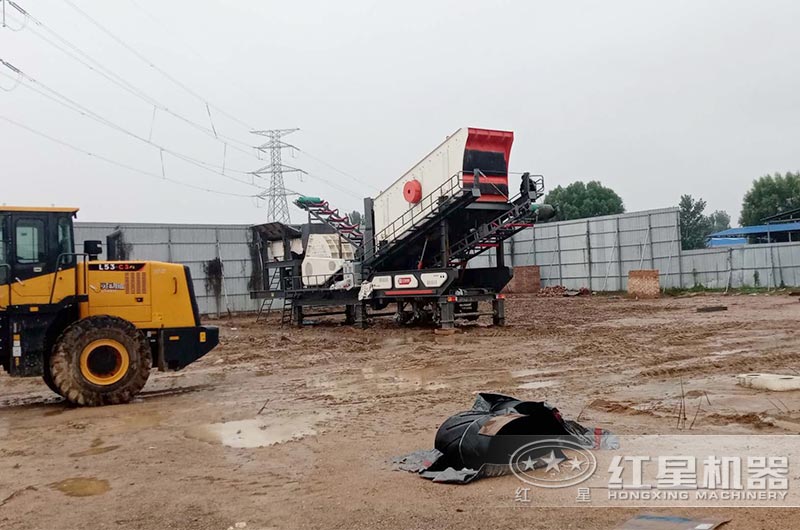 河北建廠用紅星移動(dòng)式錘破制砂機(jī) 河北建廠用紅星移動(dòng)式錘破制砂機(jī)