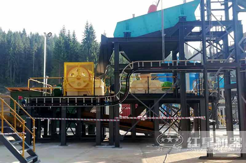 薩拉熱窩顎破加對(duì)輥機(jī)加工現(xiàn)場(chǎng) 薩拉熱窩顎破加對(duì)輥機(jī)加工現(xiàn)場(chǎng)