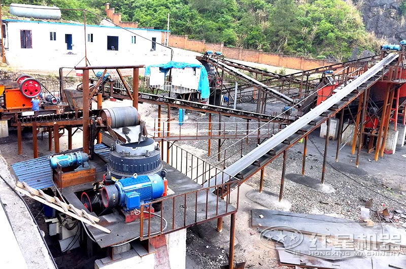 圓錐破碎機(jī)現(xiàn)場(chǎng) 圓錐破碎機(jī)現(xiàn)場(chǎng)