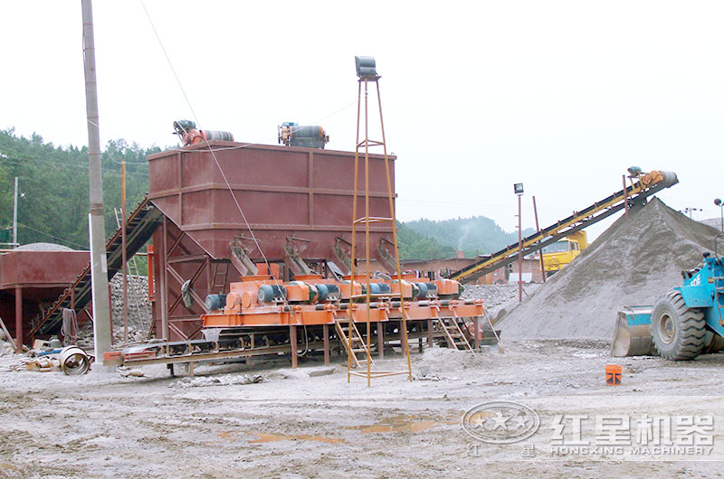 對輥式破碎機生產現(xiàn)場 對輥式破碎機生產現(xiàn)場