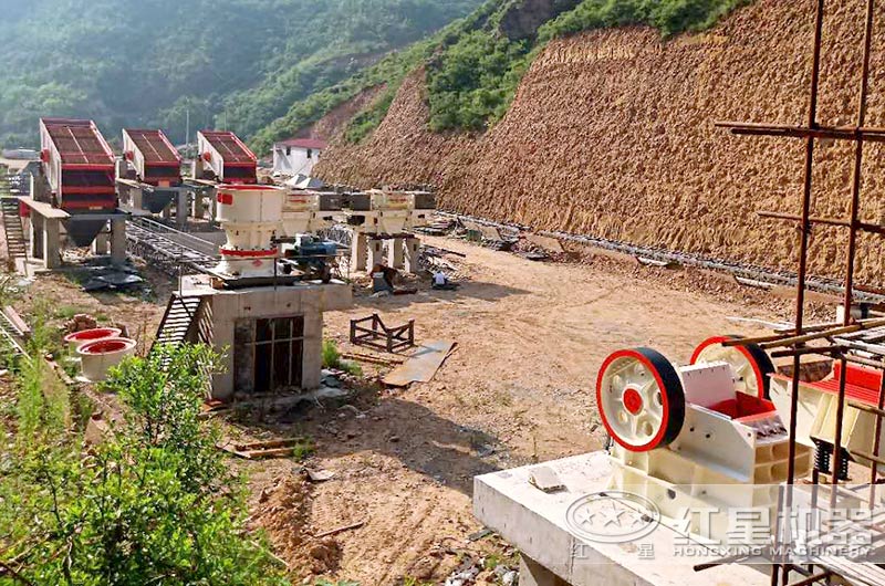 沙廠生產(chǎn)線安裝安裝中，石料粉碎設(shè)備有鄂破、圓錐破和制砂機(jī)