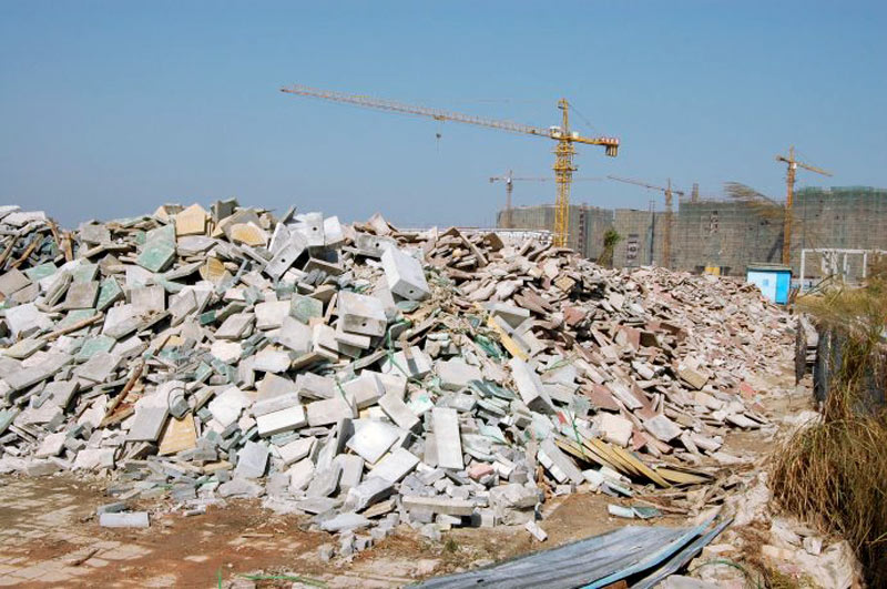 拆遷房子的廢料不要亂扔！試試用移動(dòng)破碎機(jī)資源再利用