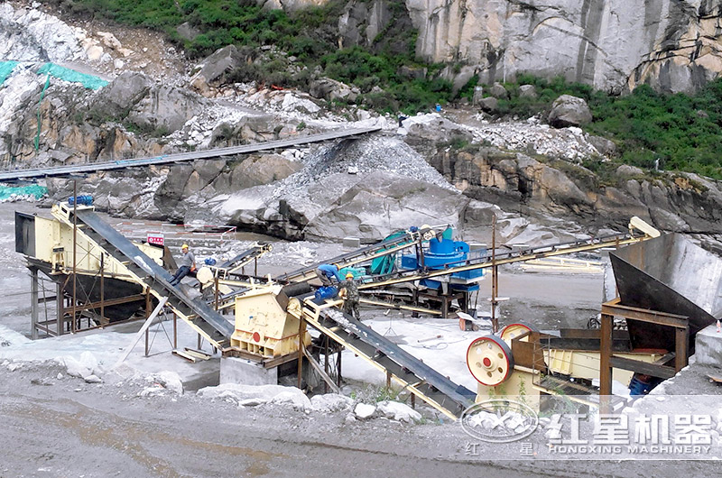 珍珠巖制砂生產(chǎn)現(xiàn)場(chǎng) 珍珠巖制砂生產(chǎn)現(xiàn)場(chǎng)