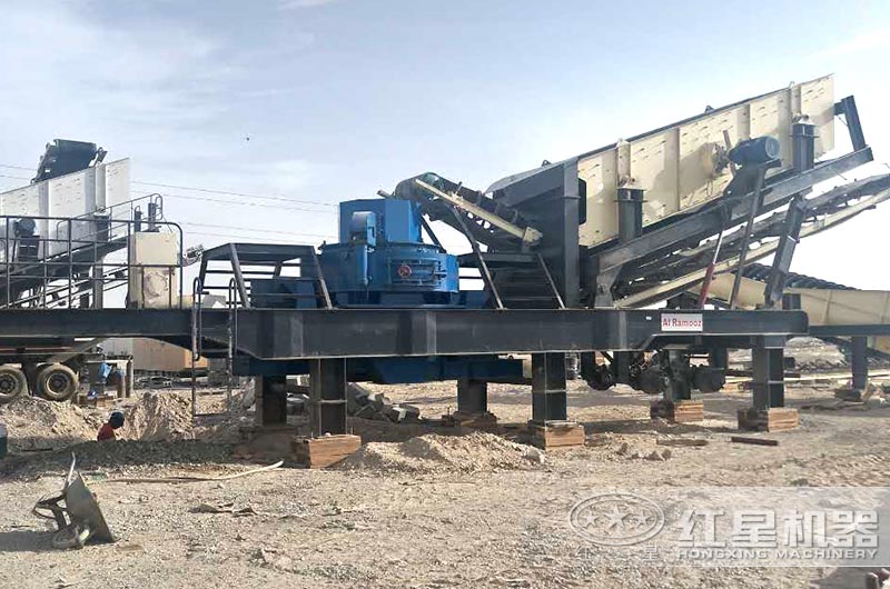 移動(dòng)式石英石制砂機(jī)生產(chǎn)現(xiàn)場(chǎng)，一機(jī)抵一條生產(chǎn)線