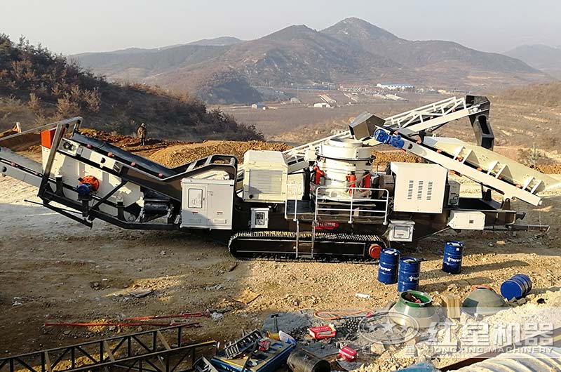 移動(dòng)式圓錐破碎機(jī)現(xiàn)場(chǎng)實(shí)拍，整機(jī)作業(yè)，抵一條生產(chǎn)線