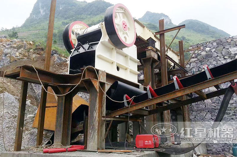 石料破碎機作業(yè) 石料破碎機作業(yè)