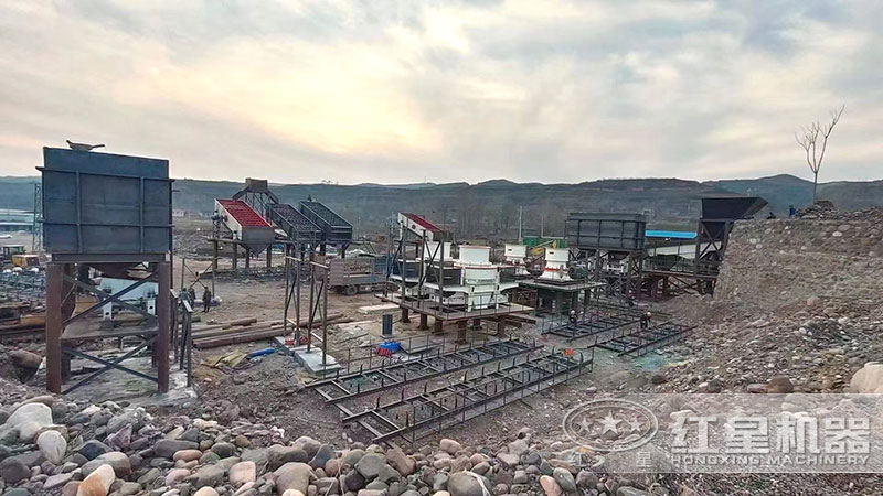 砂石生產(chǎn)線(xiàn)搭建現(xiàn)場(chǎng)實(shí)拍 砂石生產(chǎn)線(xiàn)搭建現(xiàn)場(chǎng)實(shí)拍