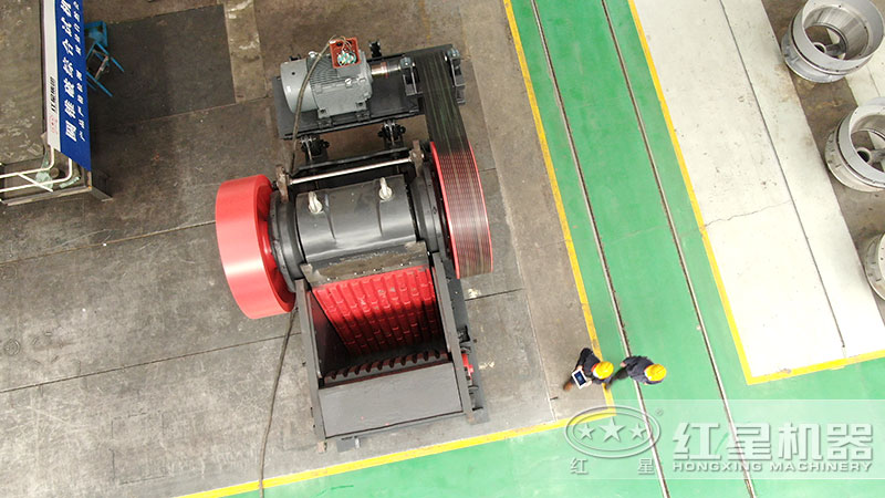 顎式破碎機進(jìn)料口大且深，車間實拍