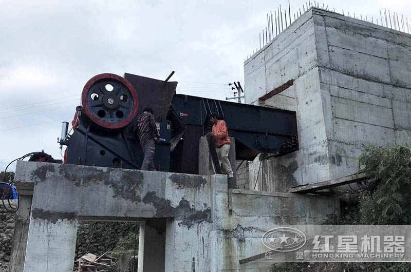 大型鱷式碎石機(jī)設(shè)備不同、型號不同、報(bào)價(jià)不同