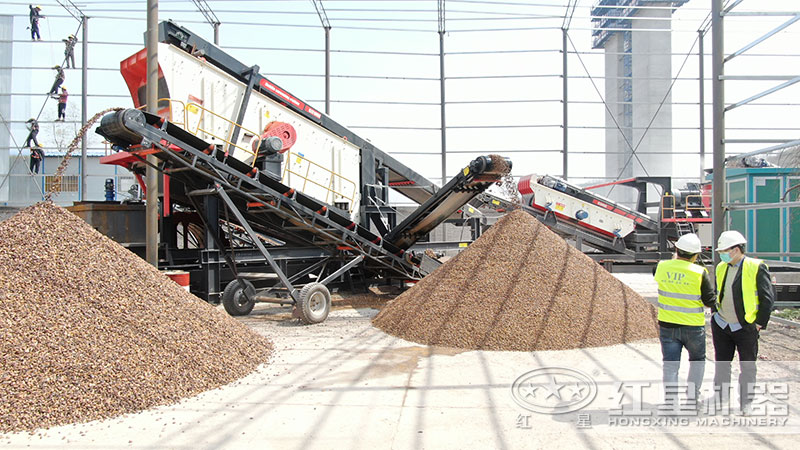 石塊破碎設(shè)備配置的移動(dòng)生產(chǎn)線現(xiàn)場 石塊破碎設(shè)備配置的移動(dòng)生產(chǎn)線現(xiàn)場