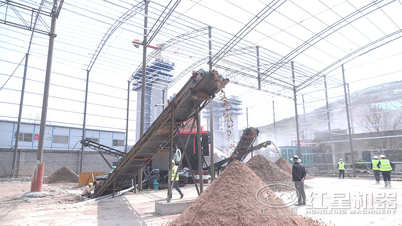 移動(dòng)石子制砂機(jī)拉到現(xiàn)場(chǎng)就地作業(yè)，整機(jī)一體化