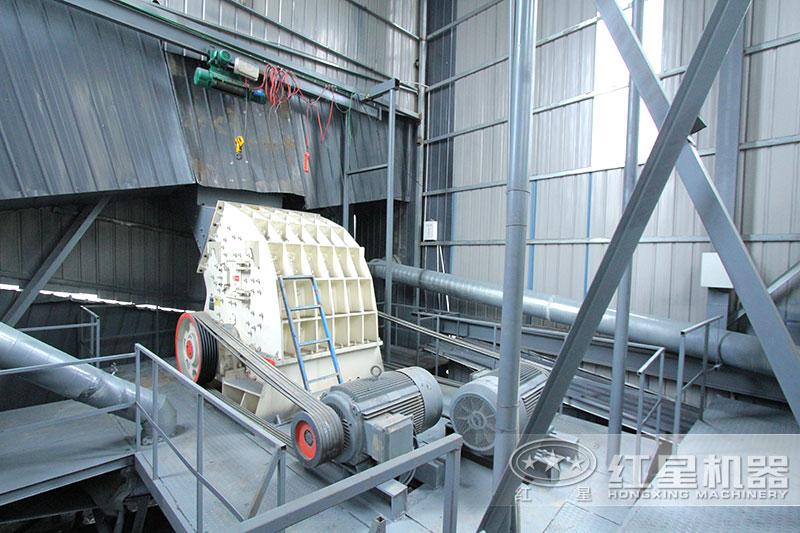 錘式破碎機安裝現(xiàn)場，僅需一臺設(shè)備足以